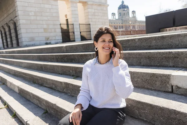 Mujer Alegre Hablando Teléfono Inteligente Mientras Está Sentado Escaleras Hormigón — Foto de Stock