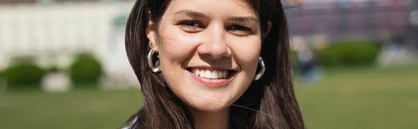 Πορτρέτο Της Χαρούμενης Γυναίκας Σκουλαρίκια Στεφάνη Έξω Πανό — Φωτογραφία Αρχείου