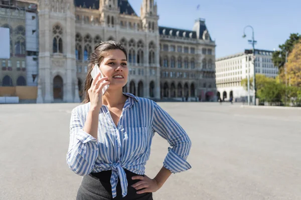 Vrolijke Vrouw Gestreept Shirt Praten Mobiele Telefoon Poseren Met Hand — Stockfoto