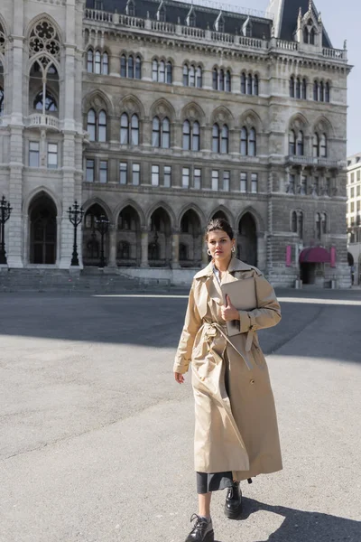 Elegante Freelancer Gabardina Beige Caminando Con Laptop Calle Vienna — Foto de Stock