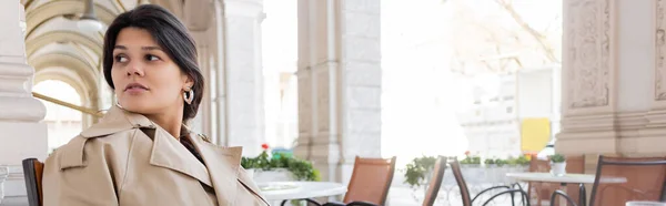 Hübsche Frau Mit Reifrohren Die Auf Der Caféterrasse Wegschaut Banner — Stockfoto