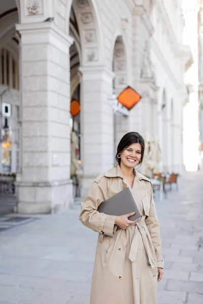 Femme Heureuse Trench Coat Marche Avec Ordinateur Portable Sur Rue — Photo