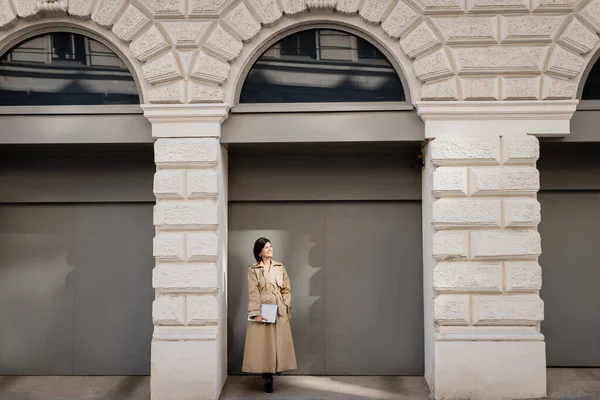 Volledige Lengte Van Gelukkig Vrouw Beige Trench Jas Staan Met — Stockfoto