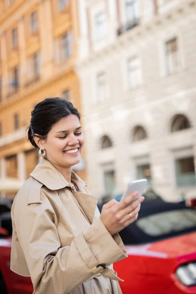 Happy Woman Holding Mobile Phone Street Vienna — Stock Photo, Image