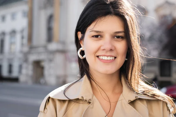 Portrait Femme Heureuse Manteau Élégant Souriant Extérieur — Photo