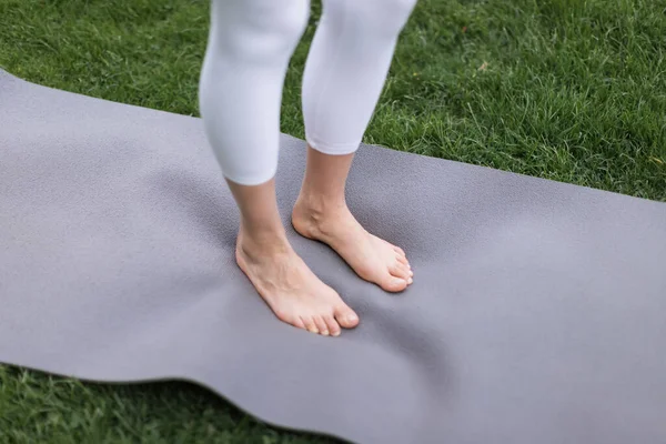 Cropped View Barefoot Woman White Leggings Standing Yoga Mat Outdoors — Stock Fotó