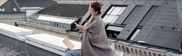 Woman Covered Shawl Sitting Smartphone Laptop Rooftop Banner — Foto de Stock
