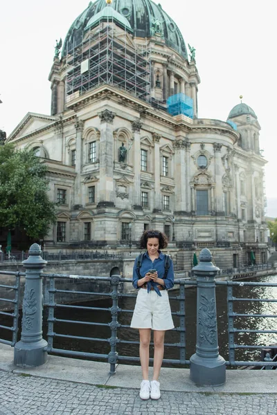 Berlin Germany July 2020 Young Curly Tourist Using Smartphone Front — 스톡 사진