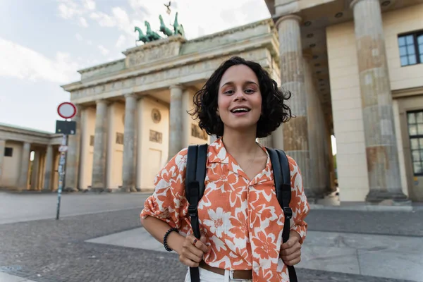 Cheerful Tourist Backpack Standing Brandenburg Gate Berlin — Zdjęcie stockowe