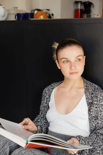 Vrouw Gebreid Vest Met Opbergboekje Thuis Wegkijkend — Stockfoto