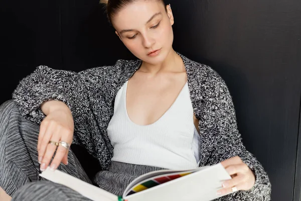 Mujer Joven Punto Cárdigan Libro Lectura Casa — Foto de Stock