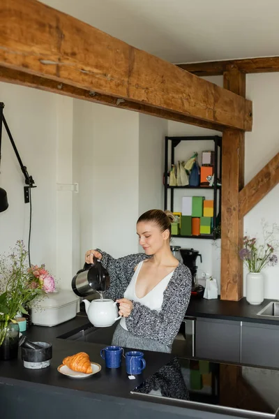 Gülümseyen Kadın Çaydanlığa Döküyor Lezzetli Kruvasan Mutfakta Fincanlar — Stok fotoğraf
