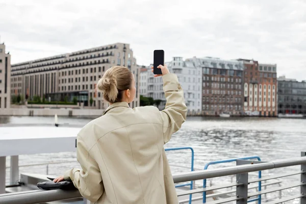 Back View Woman Trench Coat Taking Photo Cellphone Berlin — Stock Photo, Image