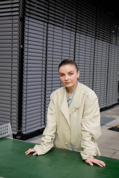 Vrouw Trench Jas Kijken Naar Camera Buurt Van Ping Pong — Stockfoto