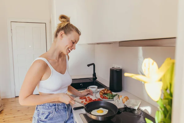 Side View Smiling Blonde Woman Looking Egg Frying Pan Coffee — Stock Photo, Image