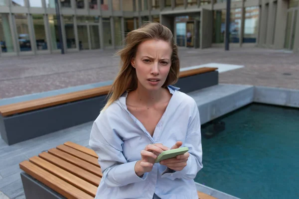 Worried Woman Shirt Holding Smartphone Looking Camera Urban Street — Stock Photo, Image