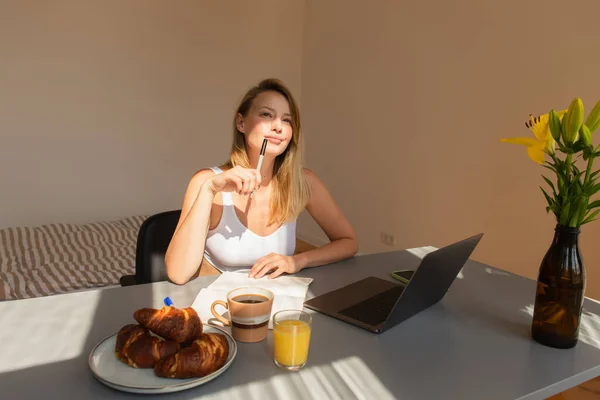 Pensativo Freelancer Celebración Pluma Cerca Del Desayuno Gadgets Casa — Foto de Stock