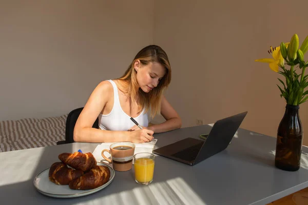 Freelancer Escribiendo Notebook Cerca Del Desayuno Con Bebidas Gadgets Casa — Foto de Stock