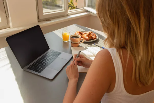 Freelancer Escribiendo Notebook Cerca Laptop Desayuno Casa — Foto de Stock