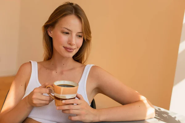 Blond Vrouw Top Holding Kopje Koffie Thuis Ochtend — Stockfoto