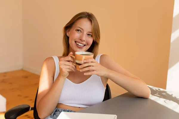 Χαρούμενη Νεαρή Γυναίκα Στην Κορυφή Κρατώντας Φλιτζάνι Καφέ Κοντά Στο — Φωτογραφία Αρχείου