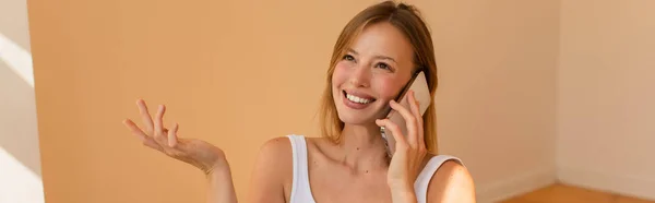 Neşeli Genç Bayan Evde Akıllı Telefonla Konuşuyor Afiş — Stok fotoğraf