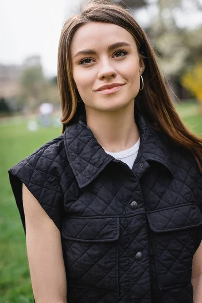 Porträt einer jungen hübschen Frau in ärmelloser Jacke — Stockfoto