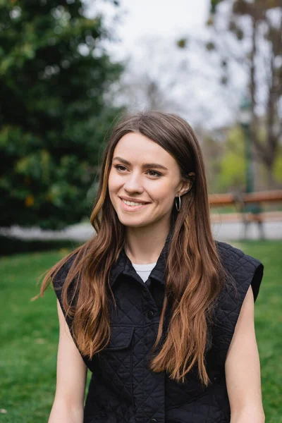 Portrait de jeune femme heureuse veste sans manches — Photo de stock