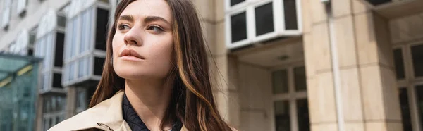 Jeune femme regardant loin près du bâtiment, bannière — Photo de stock