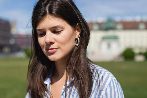 Portrait de femme brune en boucle d'oreille cerceau à l'extérieur, bannière — Photo de stock