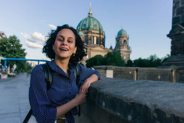 BERLIN, GERMANY - JULY 14, 2020: amazed young woman near blurred berlin cathedral — Photo de stock