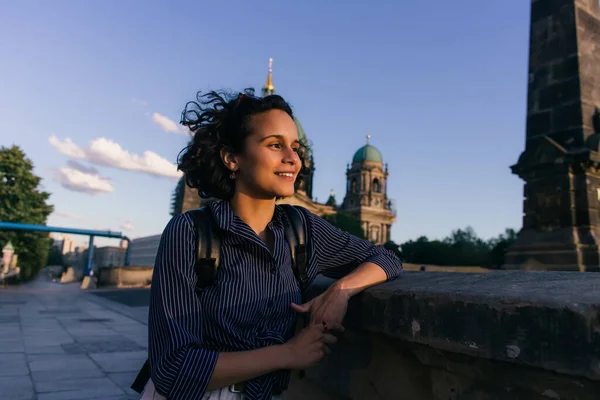 БЕРЛИН, ГЕРМАНИЯ - 14 июля 2020 года: жизнерадостная молодая женщина возле размытого берлинского собора — стоковое фото