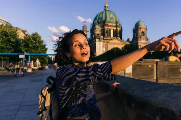 BERLIN, GERMANY - JULY 14, 2020: amazed young woman pointing away near blurred berlin cathedral — Fotografia de Stock