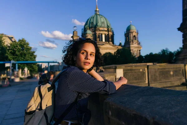 BERLIN, GERMANY - JULY 14, 2020: pretty young woman near blurred berlin cathedral — Fotografia de Stock