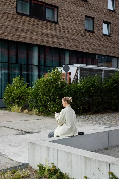 Frau benutzt Handy an Grenze auf Berliner Straße — Stockfoto