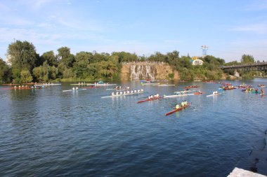 Yaz günü Seine nehrinin manzarası
