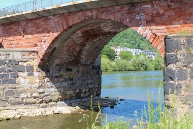nehir üzerinde kemerli köprü