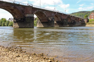 nehir üzerinde kemerli köprü