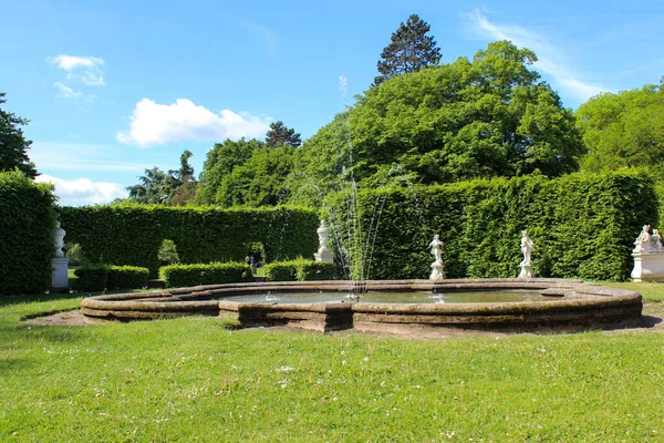 Parc Vert Avec Fontaine Ciel Bleu Printemps — Photo