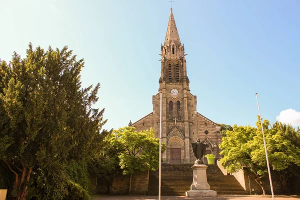 Fransa 'da seyahat. Güzel bir kilise. Mavi gökyüzüne karşı.