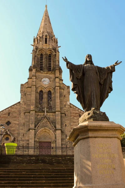 Fransa 'da seyahat. Mavi gökyüzü arka planında güzel bir kilise.