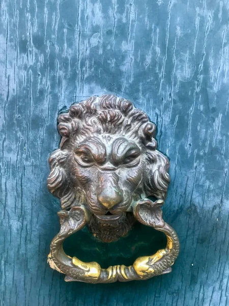 Eski mavi kapı ve aslan sapı