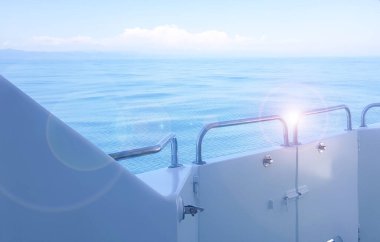 Geminin yan tarafına yakın çekim, şafak vakti yatın güvertesinden deniz manzarası, huzur ve sükunet..