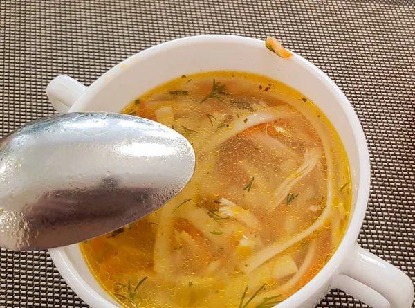 Традиционный Куриный Суп Подается Белой Миске Ложкой Вид Сверху Здоровое — стоковое фото