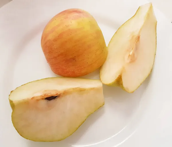 3枚のスライスした梨とリンゴの白いプレートのトップビュー 菜食主義の朝食の概念 — ストック写真
