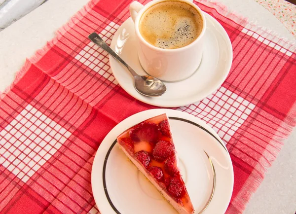 Tarta Queso Fresa Fresca Una Taza Café Con Una Cuchara — Foto de Stock