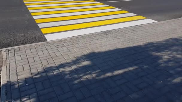 4K视频 新的黄白标识行人过路 生活方式 交通概念 — 图库视频影像