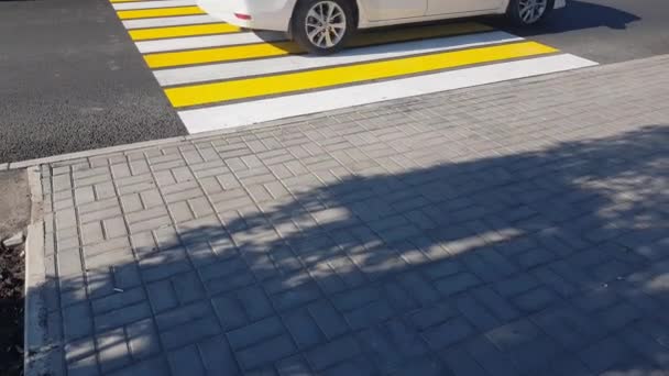 Video Nieuwe Geel Witte Markering Van Voetgangersovergang Levensstijl Transportconcept — Stockvideo