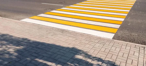 Nuova marcatura giallo-bianca di attraversamento pedonale, stile di vita, concetto di trasporto — Foto Stock