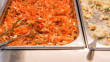 Sebze salatalı havuç ve mısırlı bir salata barına yakın plan..